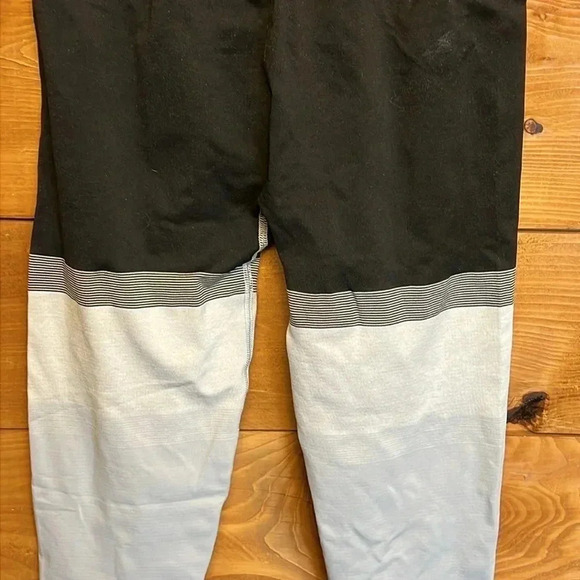 Athleta Women’s leggings Md seamless black gray colorblock stripe work out Yoga - Picture 6 of 7